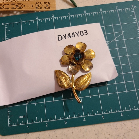 Vintage Flower Brooch - Picture 9 of 10